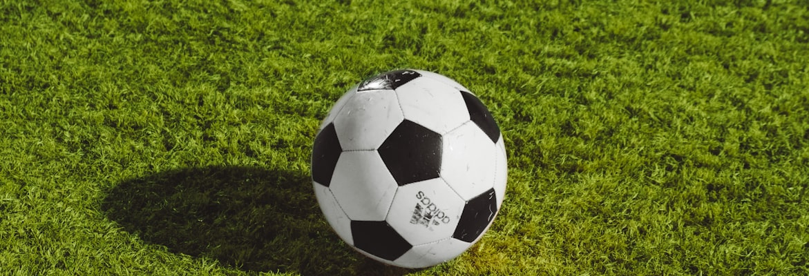 足球战术分析板图示 - 球员跑位与阵型示意图