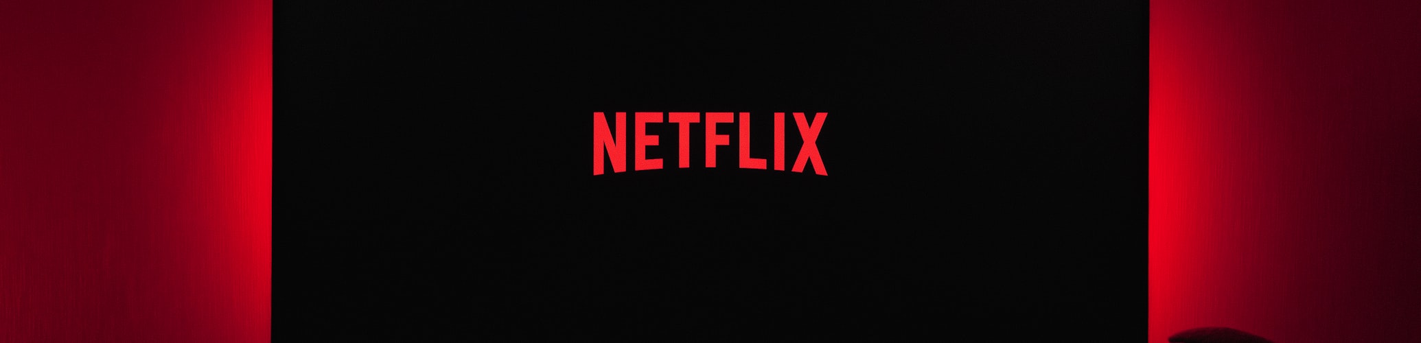 世界杯主会场全景 - 宏伟的足球体育场坐满观众，灯光璀璨